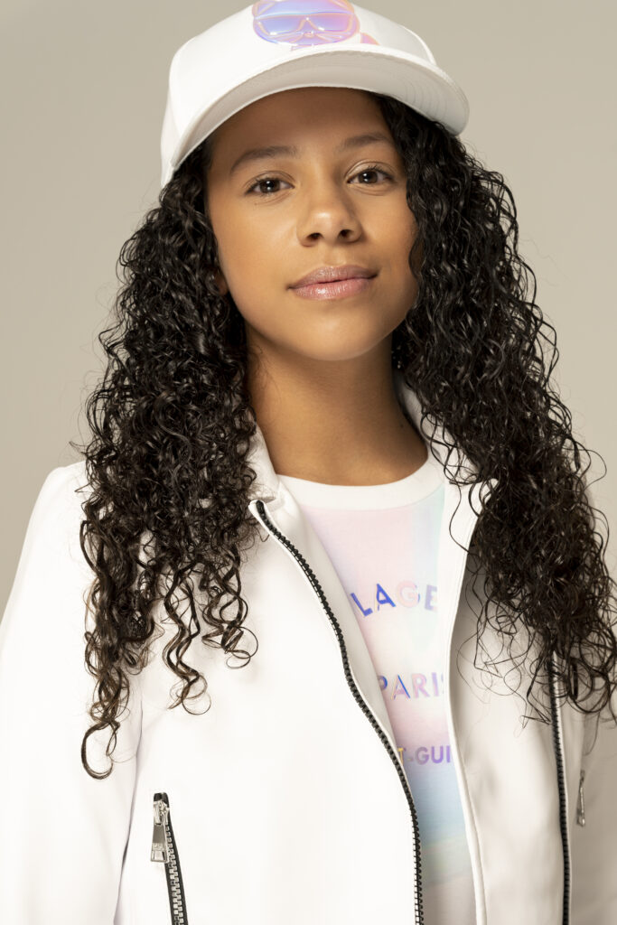 modèle photo jeune fille avec casquette