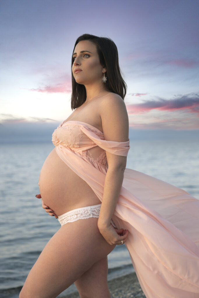 photo d'une femme enceinte au bord du lac