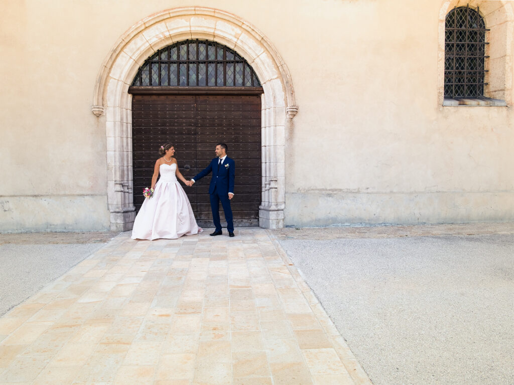 photo de deux mariés devant une porte